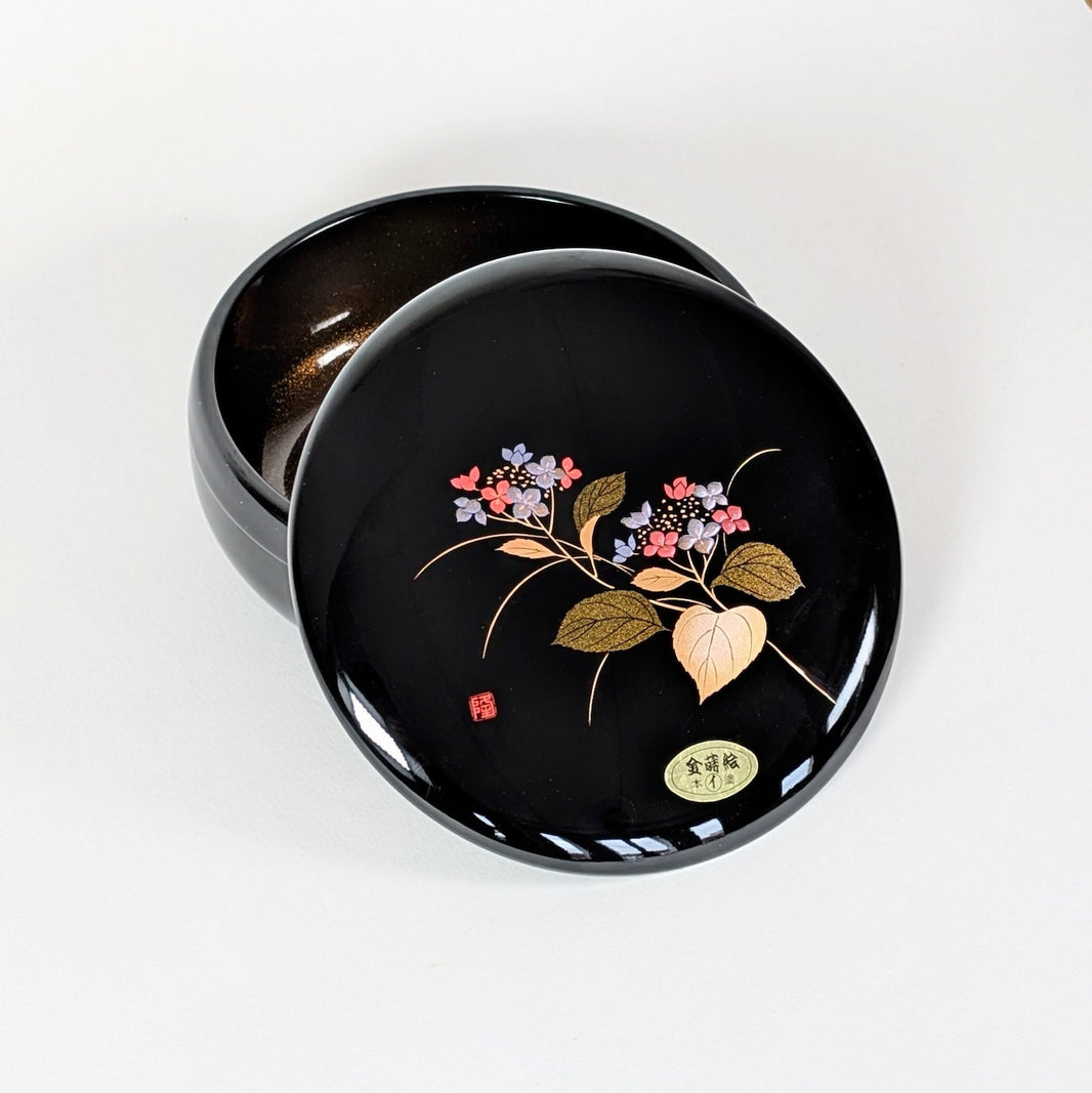 Boîte japonaise en laque avec décor d'hortensia ajisai en maki-e, ouverte montrant intérieur nashiji doré.