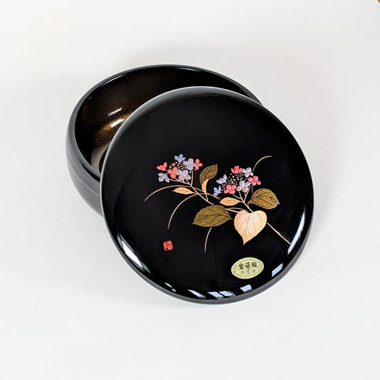 Boîte japonaise en laque avec décor d'hortensia ajisai en maki-e, ouverte montrant intérieur nashiji doré.