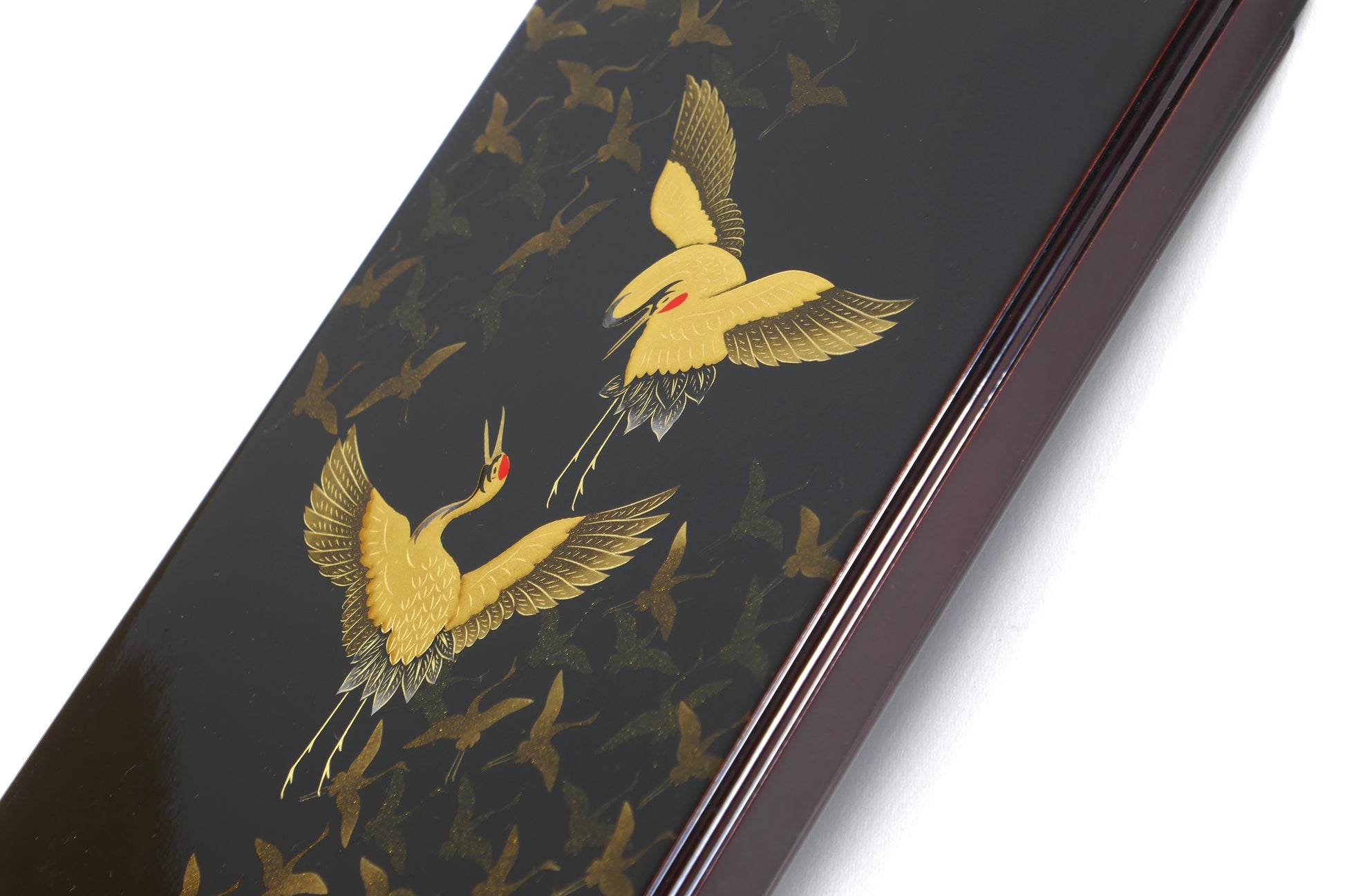 Boîte japonaise vue de profil avec couvercle orné de grues en maki-e et nashiji