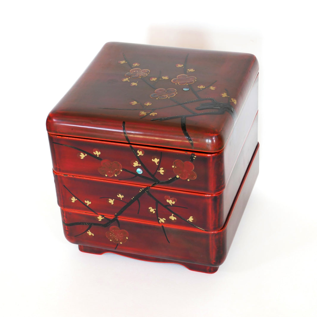 vue de trois quart de la boite en laque urushi a trois etages