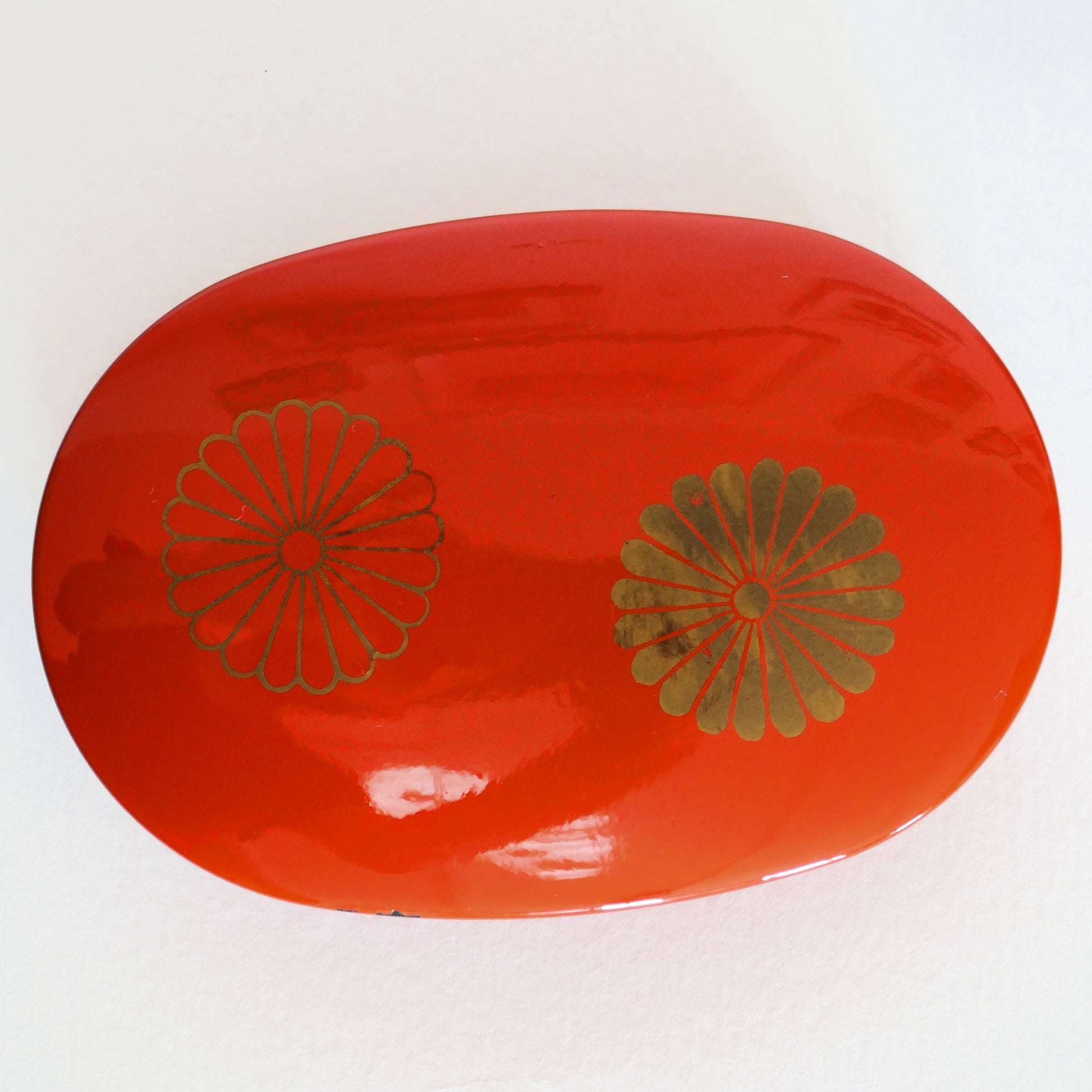 boit en laque urushi orange de Aizu avec motifs kiku chrysanthème