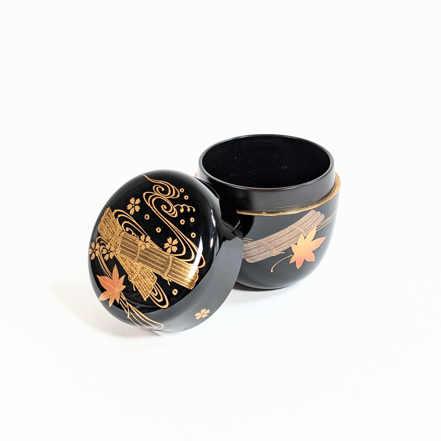 Boîte à matcha japonaise en laque noire et or, natsume ouvert avec décor hanaikada, fleurs de sakura et feuille de momiji