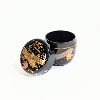 Boîte à matcha japonaise en laque noire et or, natsume ouvert avec décor hanaikada, fleurs de sakura et feuille de momiji