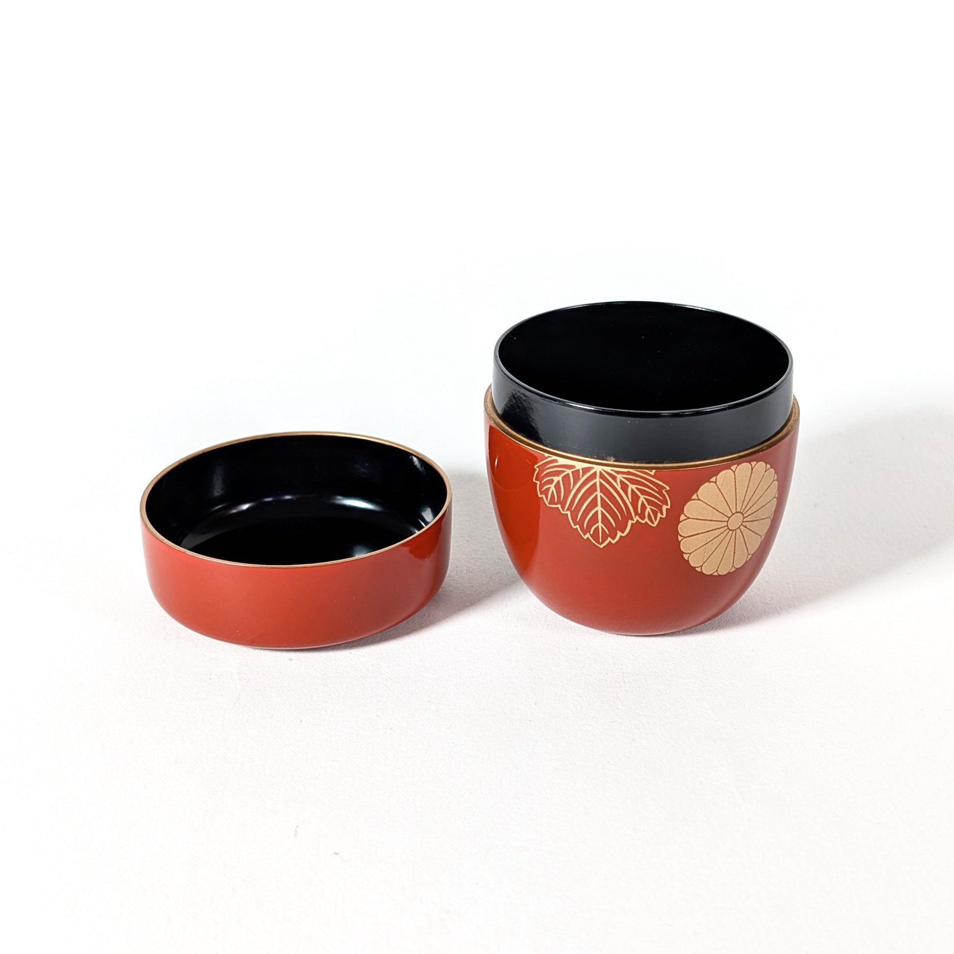 Boîte à matcha japonaise natsume ouverte, laque rouge extérieure et intérieur noir laqué, décor floral kiku kiri doré pour cha no yu