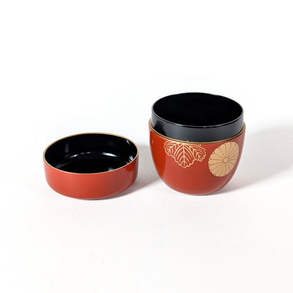 Boîte à matcha japonaise natsume ouverte, laque rouge extérieure et intérieur noir laqué, décor floral kiku kiri doré pour cha no yu