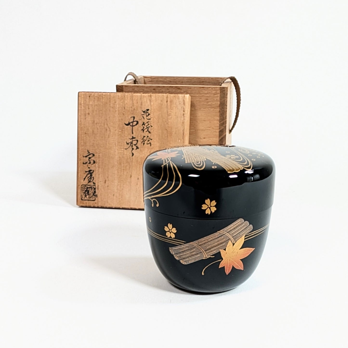 Boîte à matcha japonaise avec tomobako signé, chū-natsume noir à décor hanaikada maki-e pour cérémonie du thé 茶道