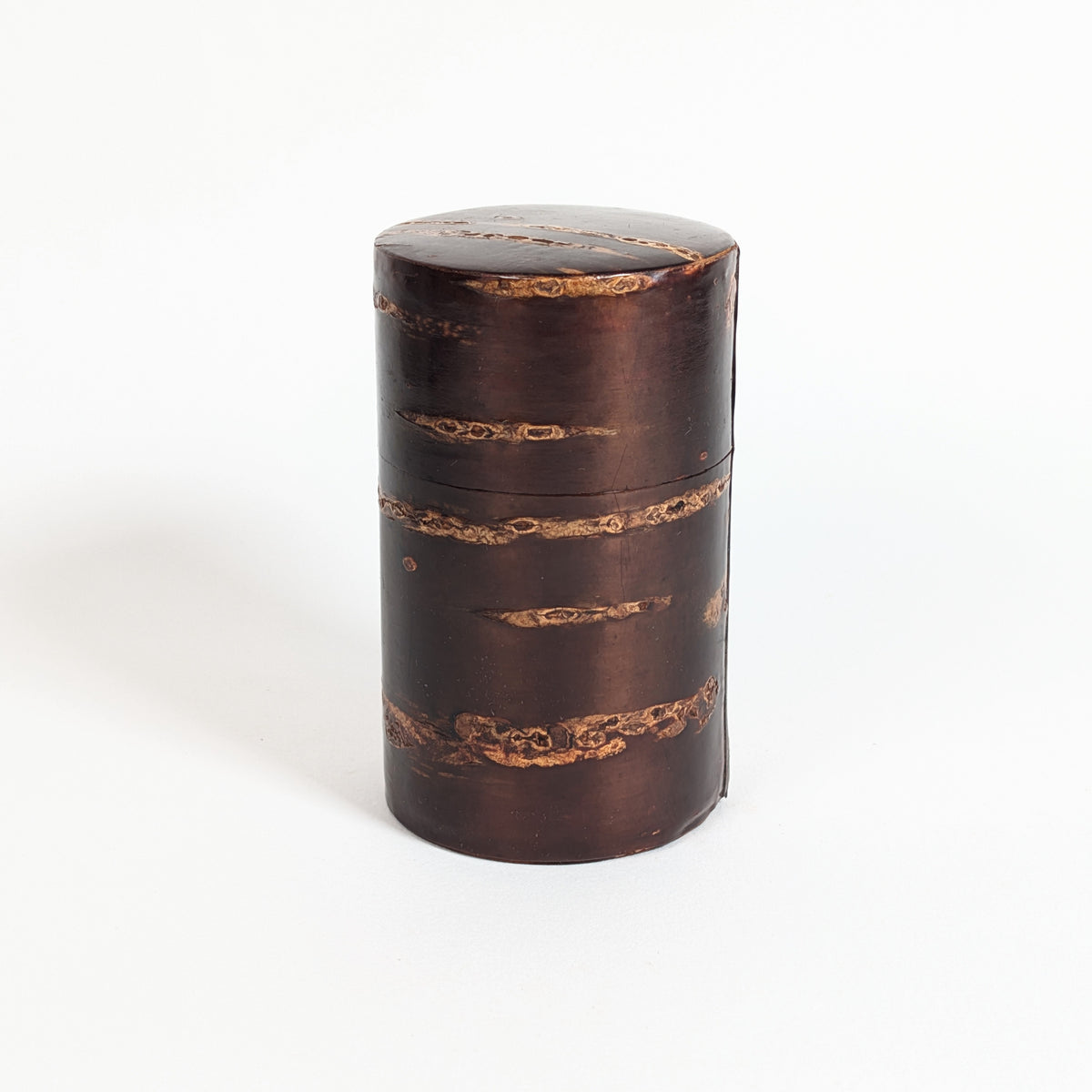 Boîte à thé japonaise en écorce de cerisier, artisanat traditionnel kabazaiku 樺細工, vue du revêtement brun naturel