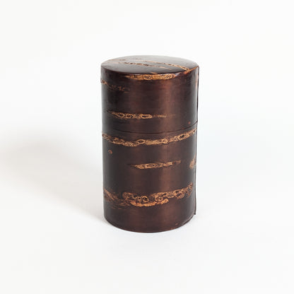 Boîte à thé japonaise en écorce de cerisier, artisanat traditionnel kabazaiku 樺細工, vue du revêtement brun naturel