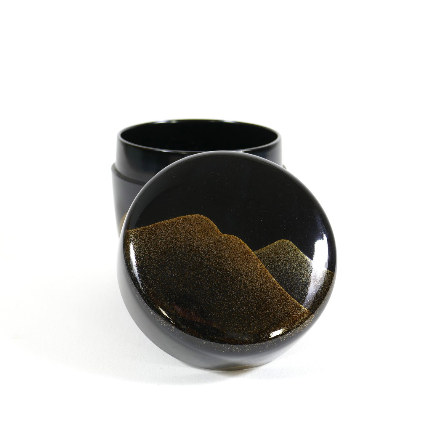 Natsume ouvert avec couvercle décoré de montagnes en maki-e, boîte à thé pour matcha