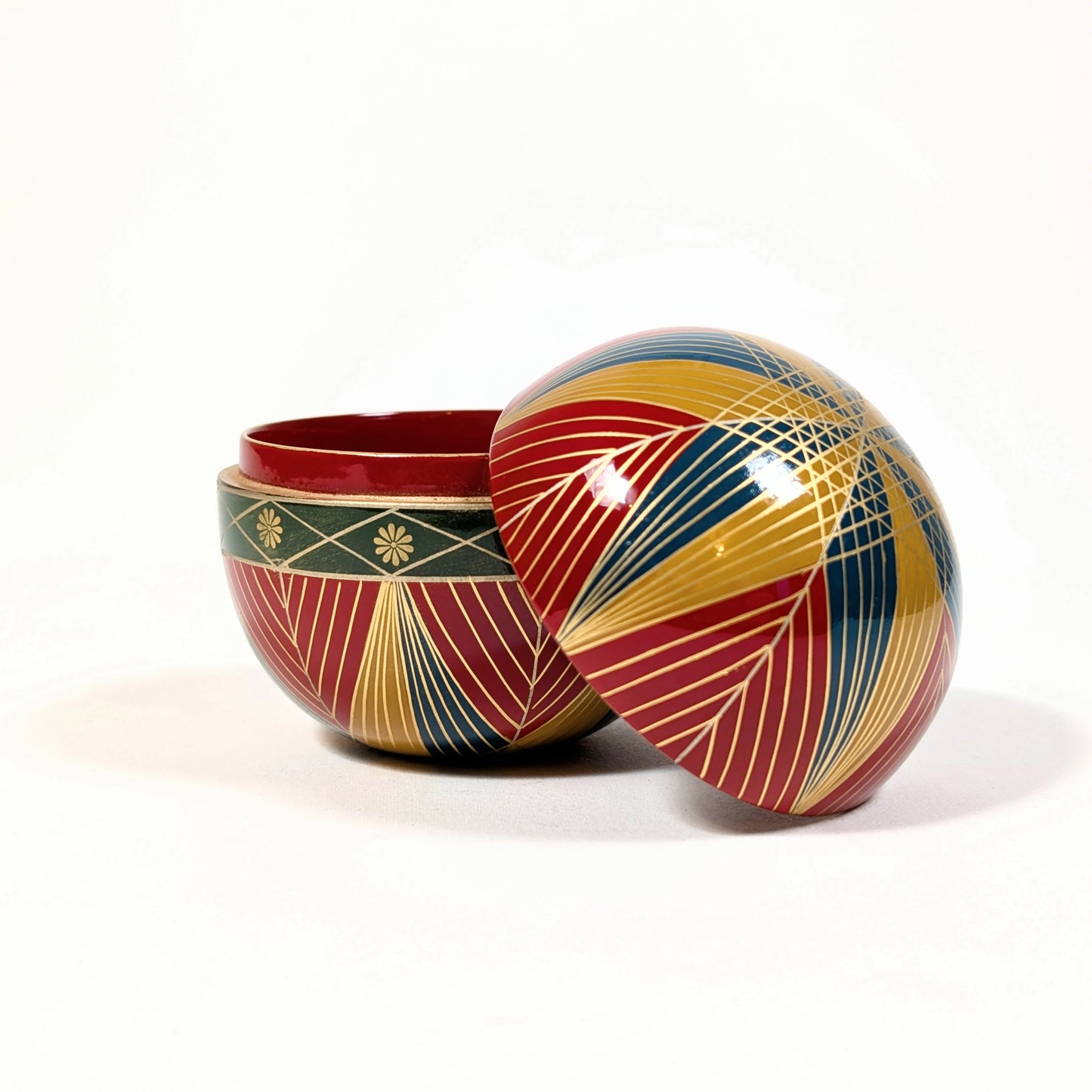 Boîte à thé japonaise natsume en laque urushi, intérieur rouge traditionnel, artisanat japonais ancien de Wajima