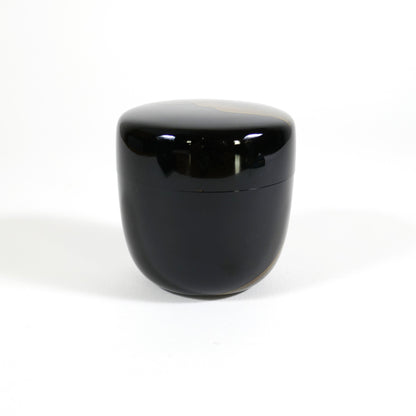 Vue arrière d'un natsume en laque japonaise noire, boîte à thé traditionnelle pour matcha