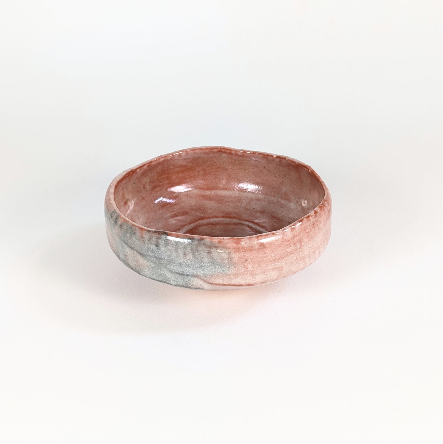 Bol à thé japonais hirachawan en céramique raku rose avec nuances gris bleuté