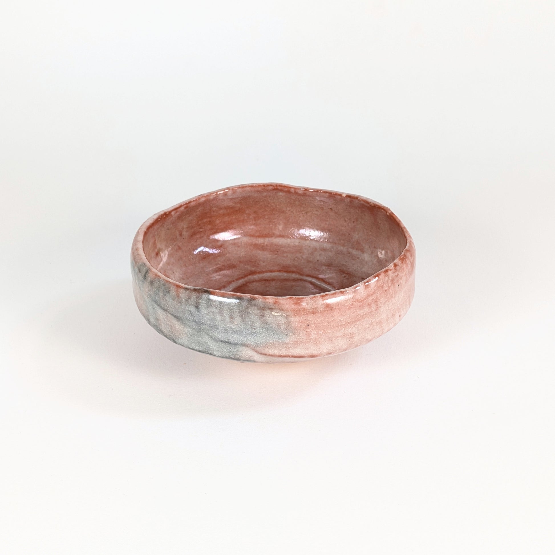 Bol à thé japonais hirachawan en céramique raku rose avec nuances gris bleuté