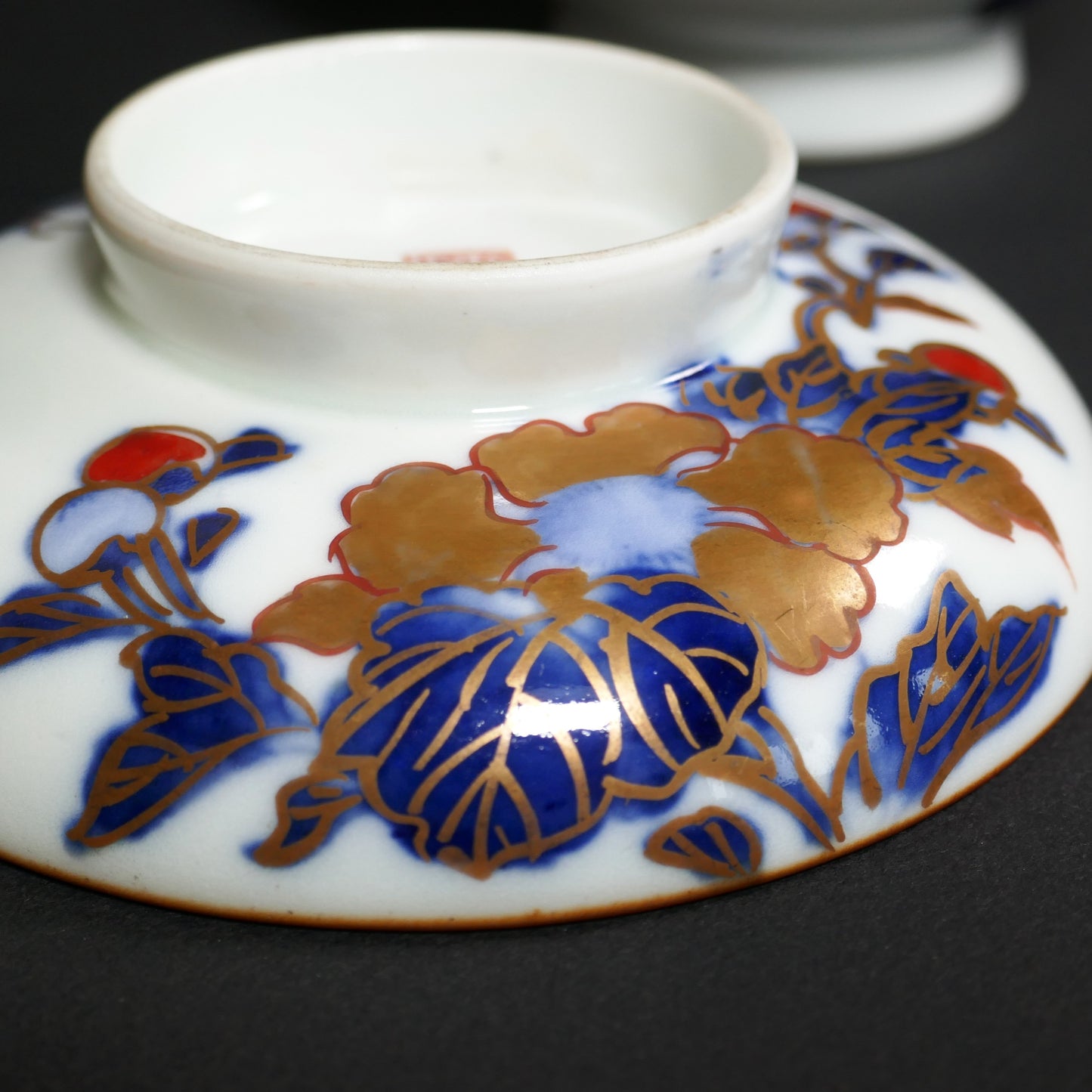 Détail pivoine botan sur bol ancien en porcelaine japonaise Arita, décor floral traditionnel époque Meiji