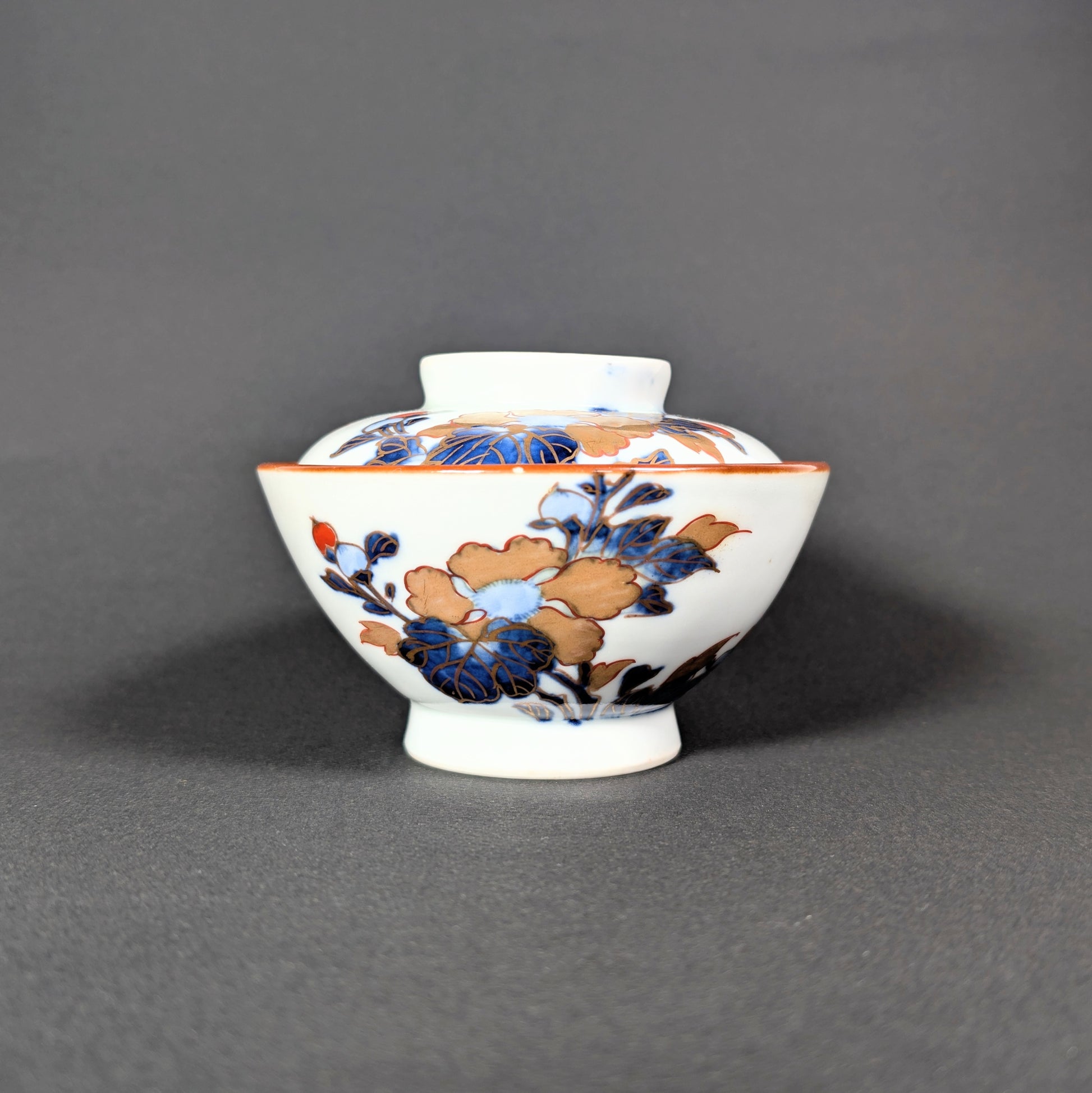 Bol ancien en porcelaine japonaise Arita décor pivoine botan avec dorure style kinrande et bleu cobalt