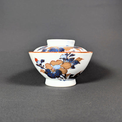 Bol ancien en porcelaine japonaise Arita décor pivoine botan avec dorure style kinrande et bleu cobalt