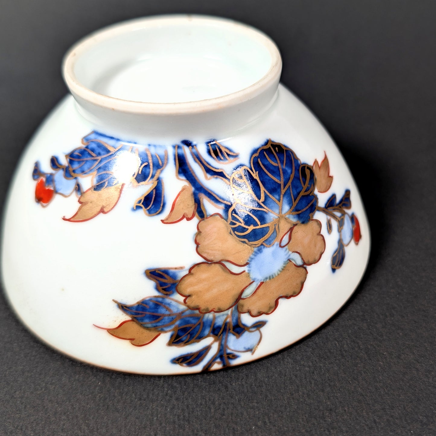 Base d’un bol Arita-yaki en porcelaine japonaise montrant le pied kodai traditionnel