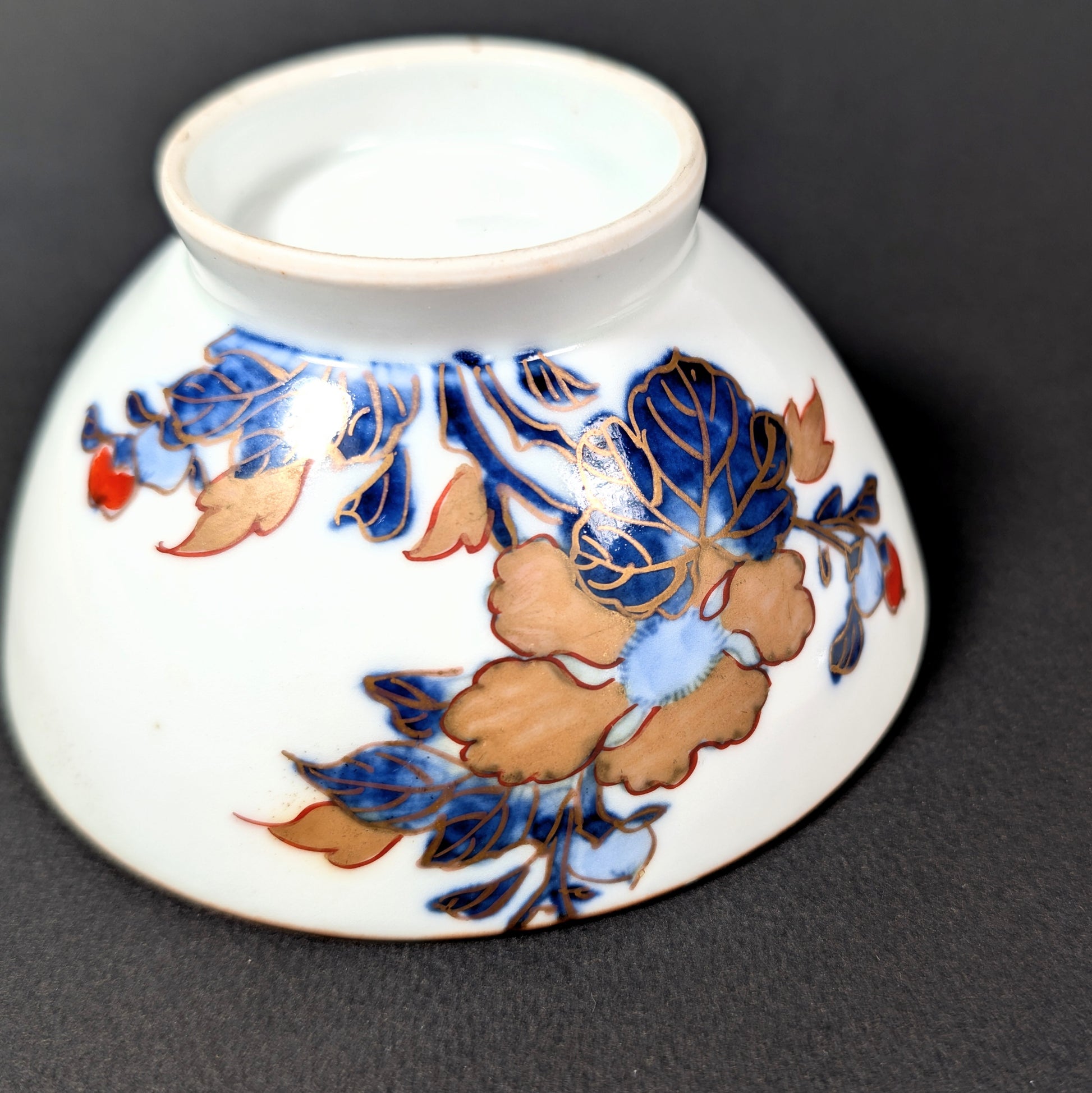 Base d’un bol Arita-yaki en porcelaine japonaise montrant le pied kodai traditionnel