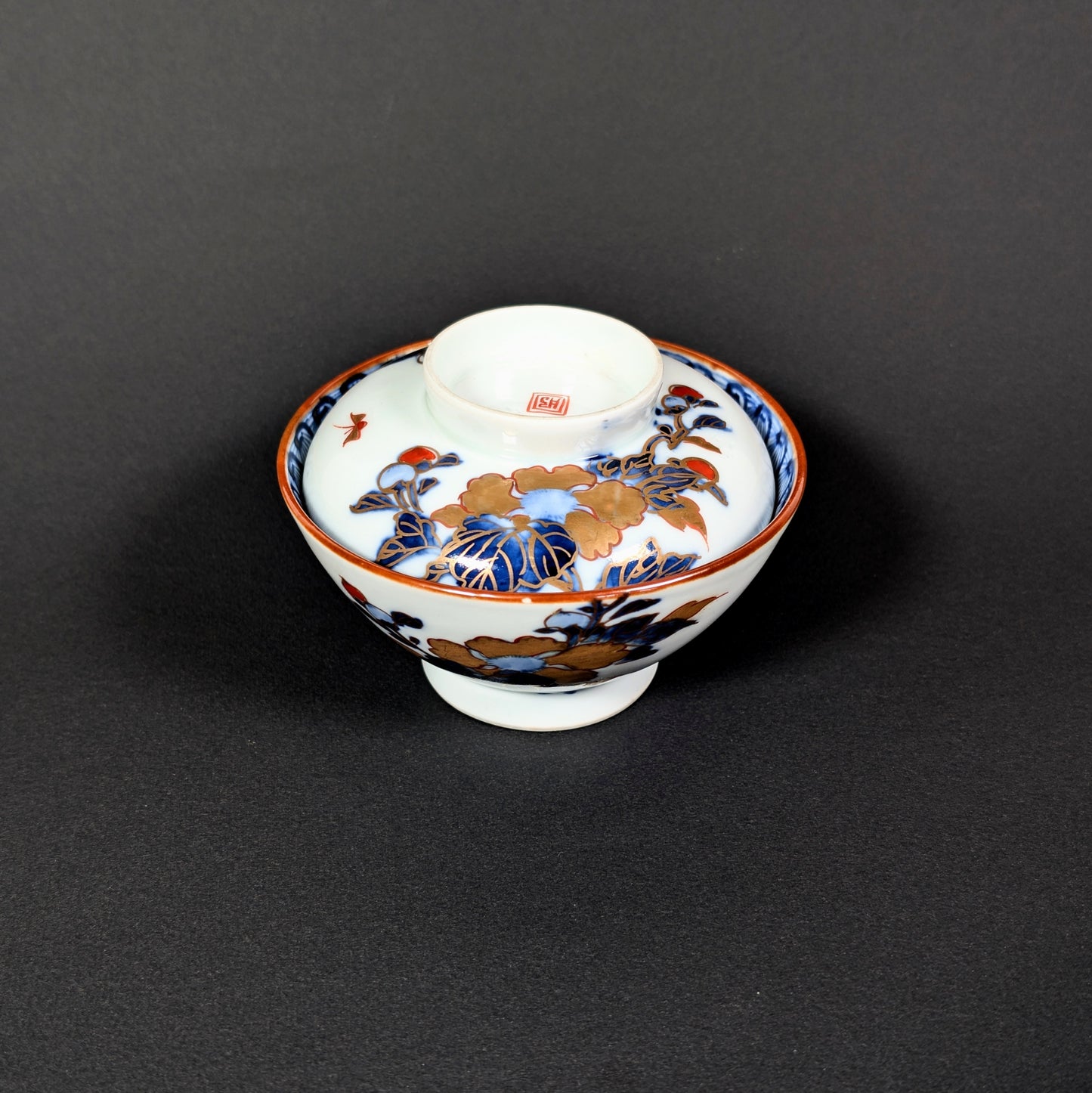 Bol japonais avec couvercle en porcelaine Arita-yaki décor floral botan avec pivoines stylisées et papillons, Japon fin XIXe début XXe siècle