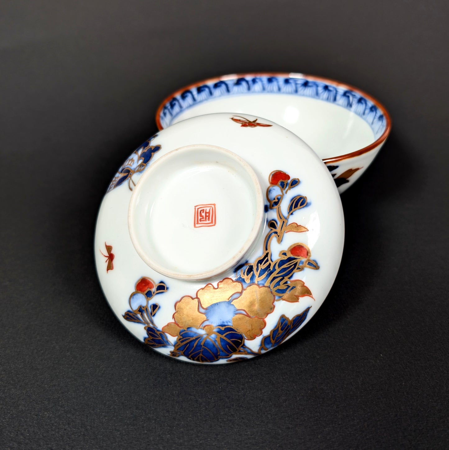 Bol japonais avec couvercle en porcelaine Arita-yaki avec décor floral botan et motif kacho fleurs et papillons, vaisselle japonaise ancienne