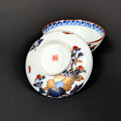 Bol japonais avec couvercle en porcelaine Arita-yaki avec décor floral botan et motif kacho fleurs et papillons, vaisselle japonaise ancienne