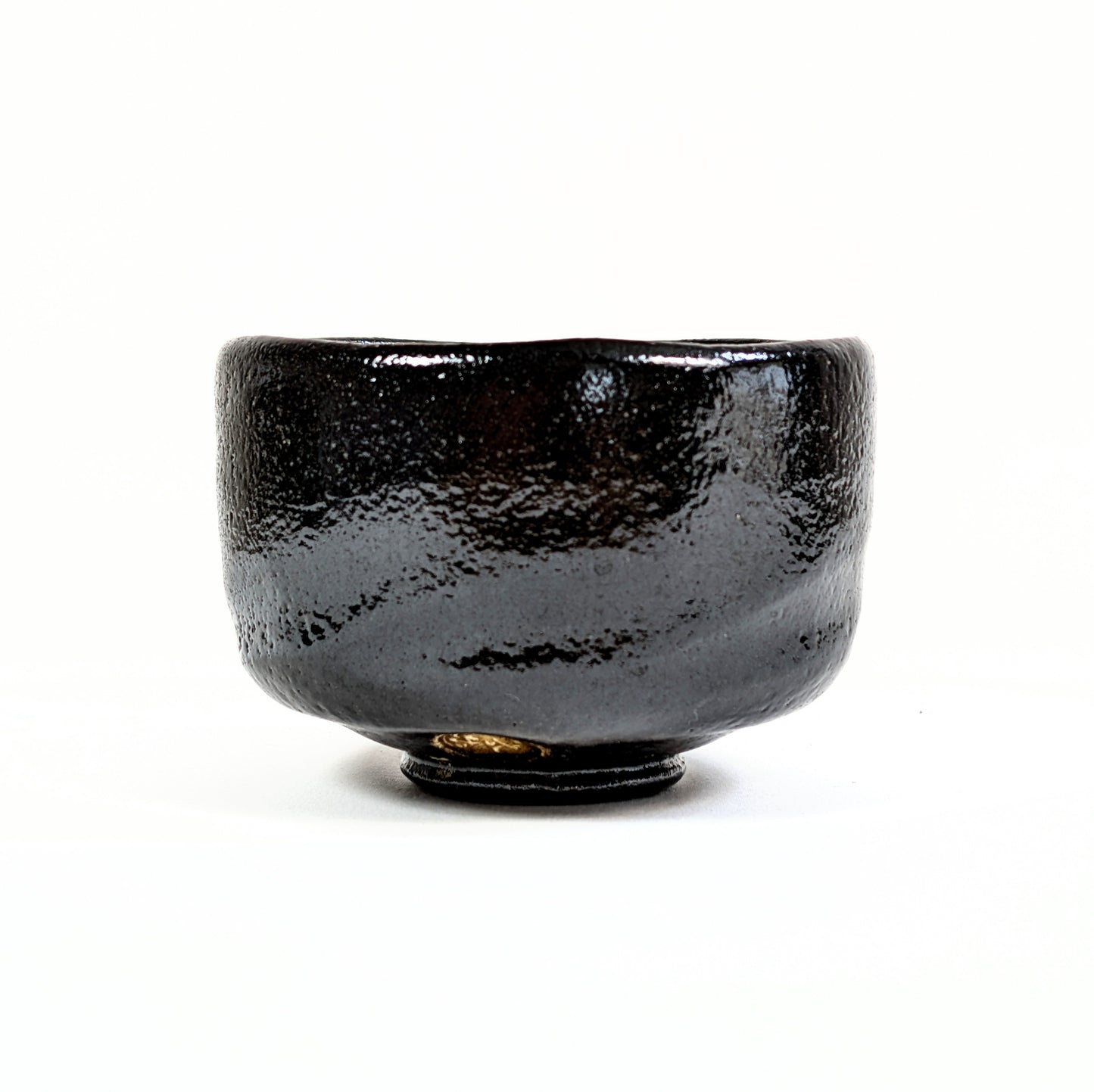 Bol japonais pour la cérémonie du thé avec pied annulaire kōdai 高台 et marque du potier sous la base.
