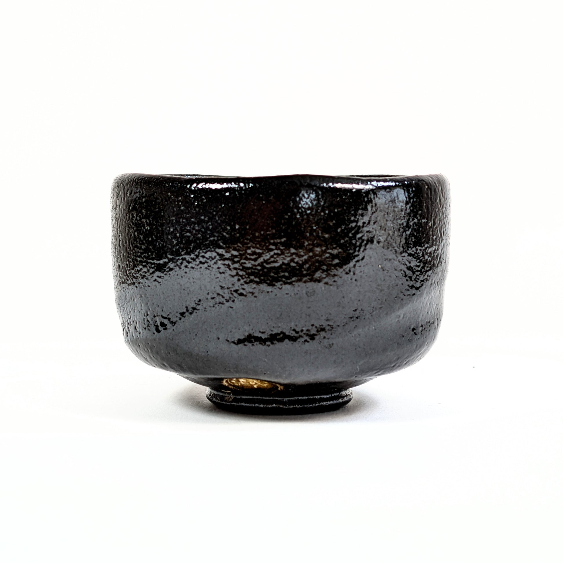 Bol japonais pour la cérémonie du thé avec pied annulaire kōdai 高台 et marque du potier sous la base.
