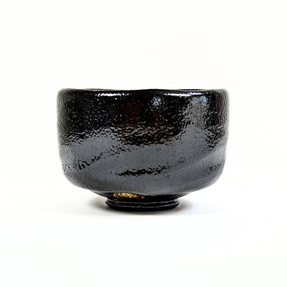 Bol japonais pour la cérémonie du thé avec pied annulaire kōdai 高台 et marque du potier sous la base.
