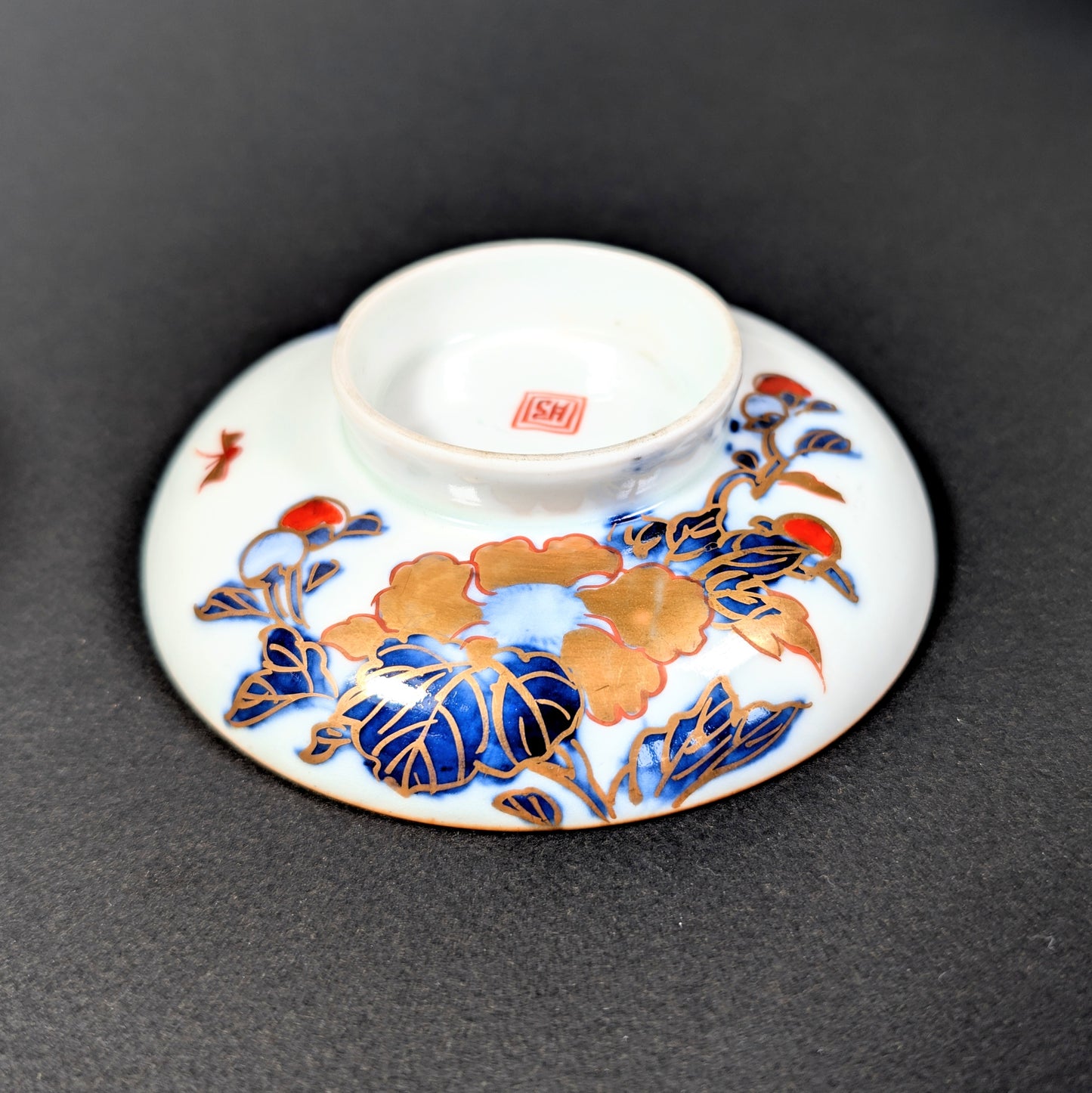 Couvercle de bol japonais wan futa en porcelaine Arita avec décor floral et papillons dorés