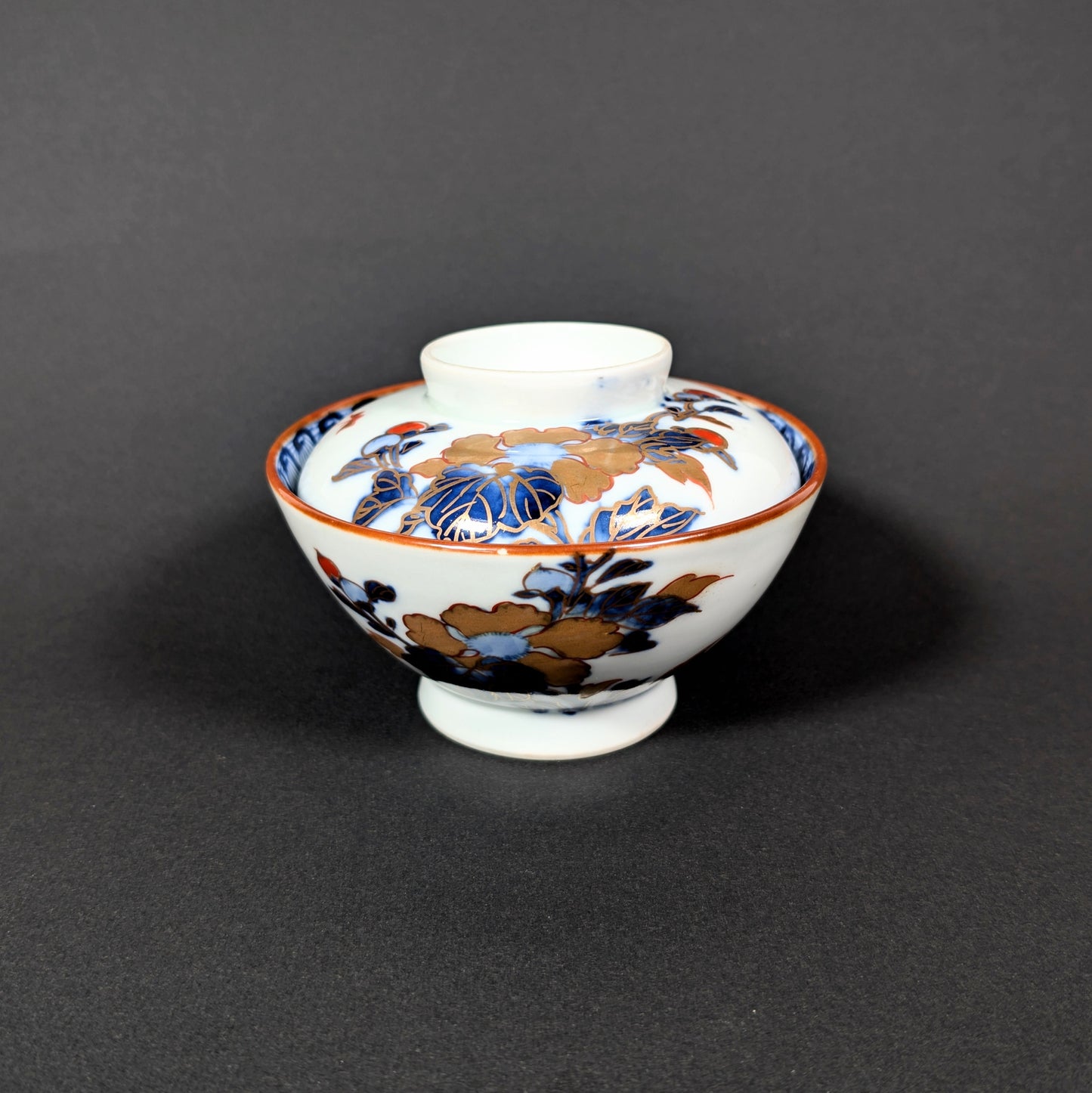 Bol japonais ancien en porcelaine Arita Hizen avec couvercle, décor floral pivoine et papillons, style kinrande doré, Japon fin époque Meiji