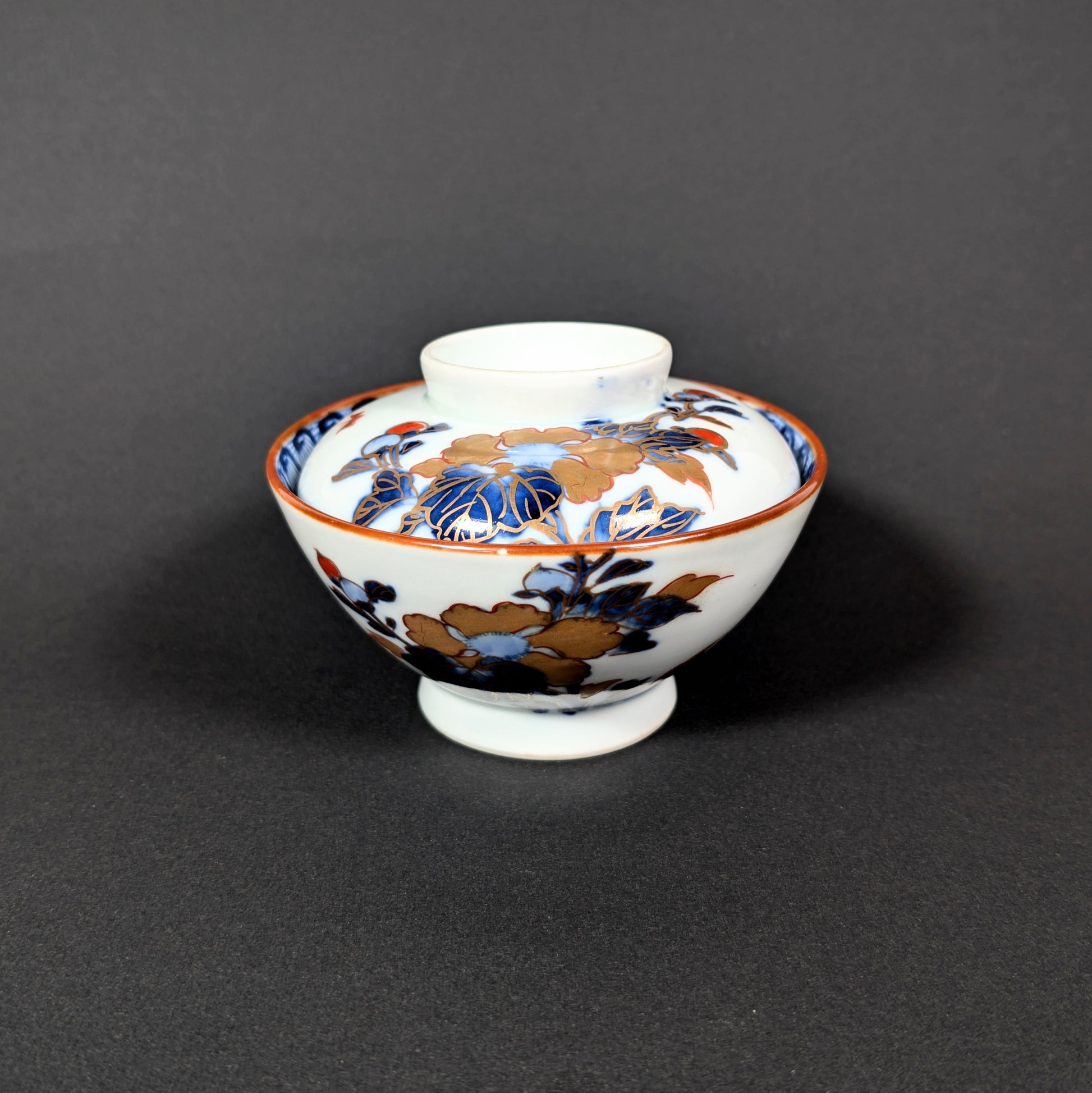 Bol japonais ancien en porcelaine Arita Hizen avec couvercle, décor floral pivoine et papillons, style kinrande doré, Japon fin époque Meiji