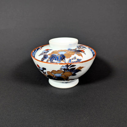 Bol japonais ancien en porcelaine Arita Hizen avec couvercle, décor floral pivoine et papillons, style kinrande doré, Japon fin époque Meiji