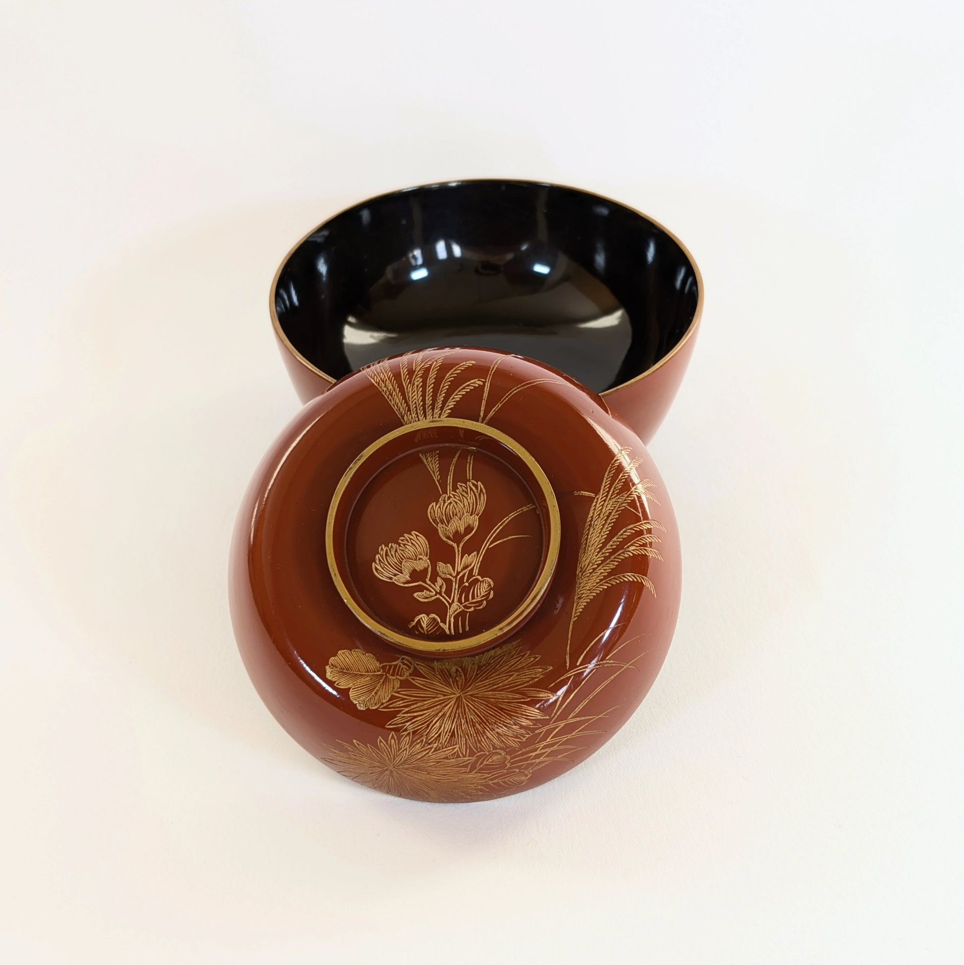 Bol japonais ancien en urushi vermillon ouvert, avec couvercle décoré de chrysanthèmes et herbes automnales en maki-e.