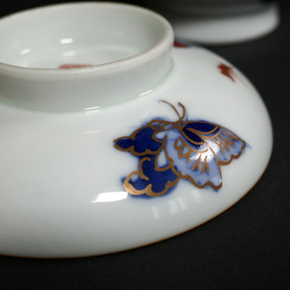 Détail papillon sur bol japonais en porcelaine Arita style Imari kinrande avec décor floral doré