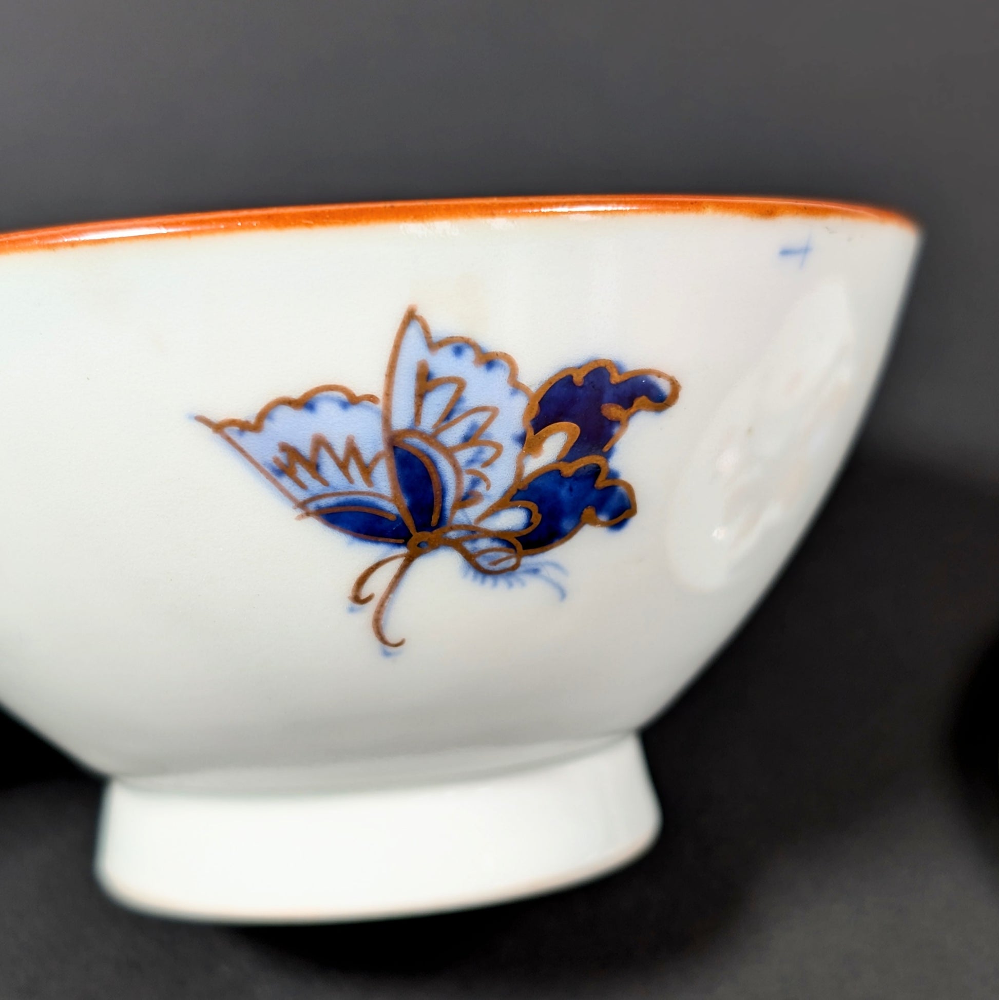 Détail papillon sur bol japonais en porcelaine Arita décoré en bleu sometsuke et dorure, motif floral traditionnel japonais