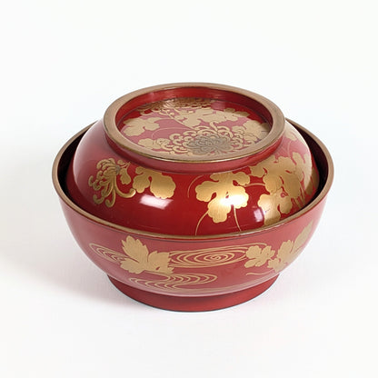 Bol japonais avec couvercle en bois laqué urushi rouge, décor maki-e doré de chrysanthèmes kiku et eaux courantes kikusui.