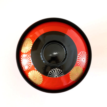 Vue du dessus d’un bol en laque d’Aizu avec couvercle, décor chrysanthème doré et argent sur fond orange – artisanat japonais traditionnel