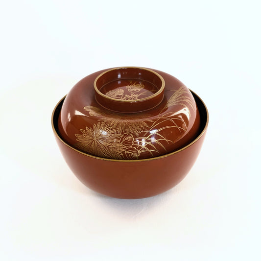 Bol japonais ancien en laque vermillon avec couvercle décoré de chrysanthèmes semi-ouverts et d’herbes susuki en maki-e doré.