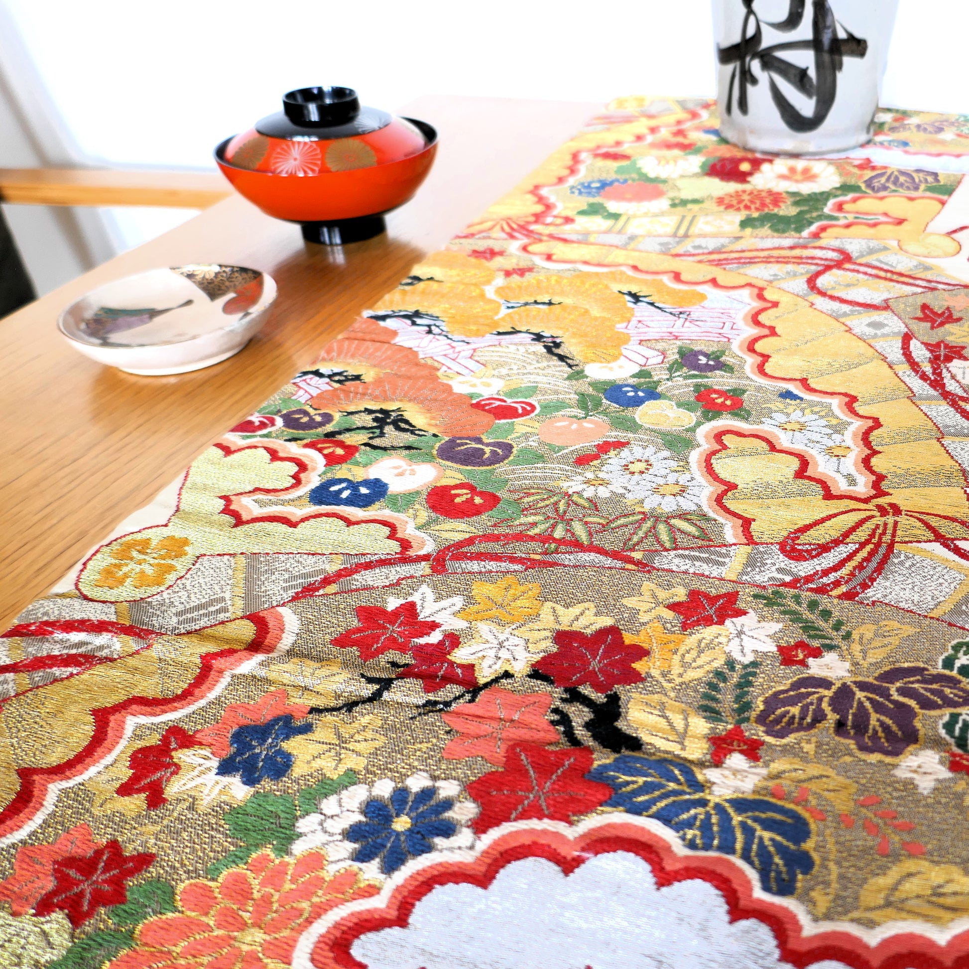 mise en scène du bol laqué aizu sur une table japonaise kogedo