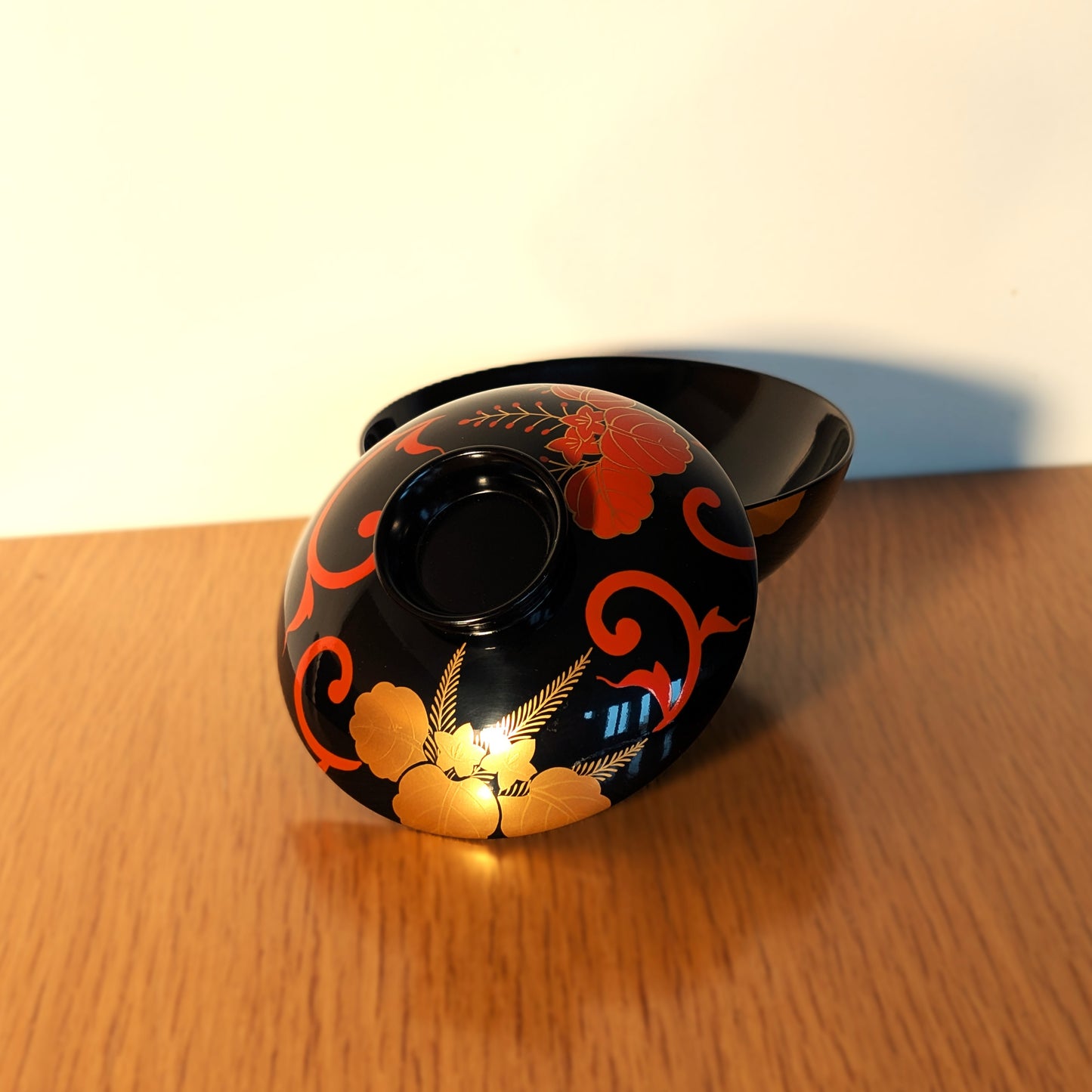 Bol japonais en laque de Wajima noire avec couvercle, décor de paulownia or et rouge et arabesques rouges