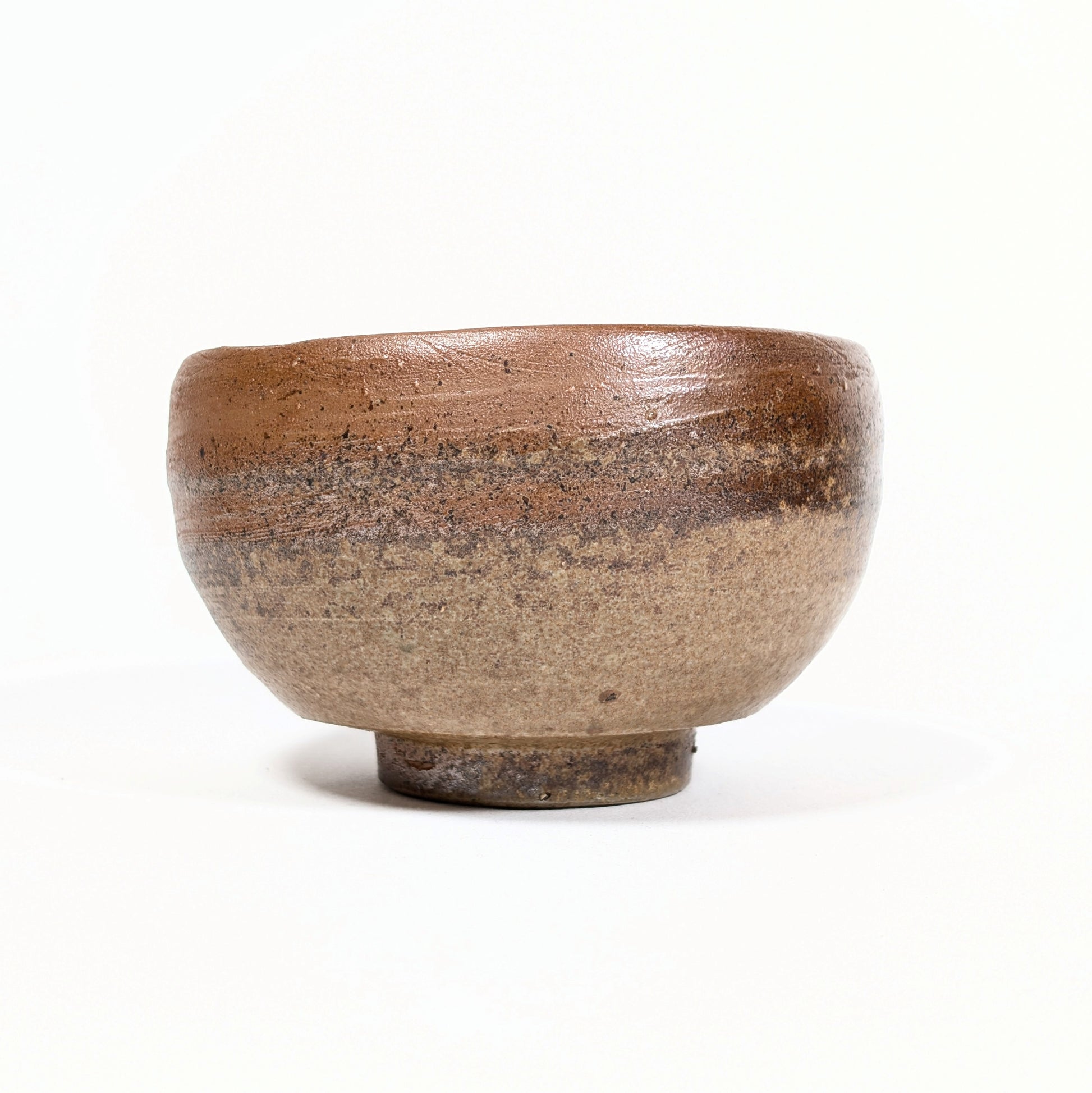 Bol matcha chawan en Bizen yaki artisanal, technique yakishime sans glaçure Japon