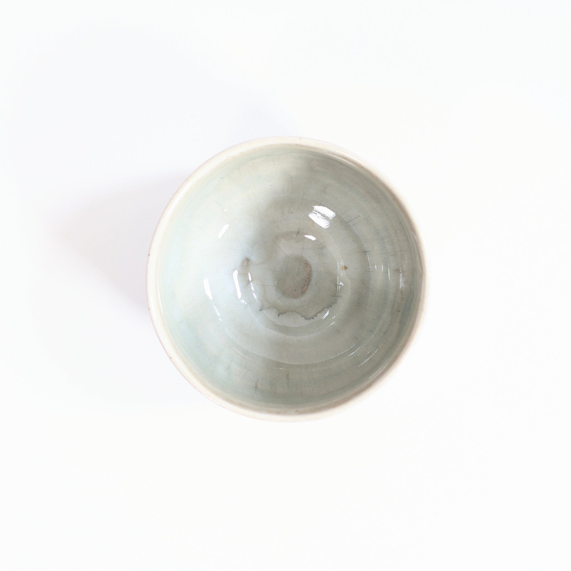 Intérieur d’un bol à matcha japonais Akahada-yaki avec glaçure vert pâle légèrement craquelée