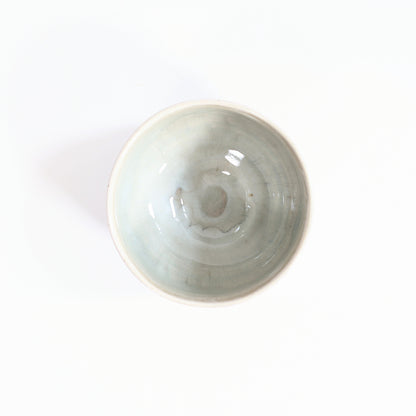 Intérieur d’un bol à matcha japonais Akahada-yaki avec glaçure vert pâle légèrement craquelée