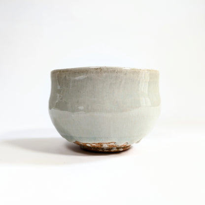 Bol à matcha japonais Akahada-yaki vu de face, glaçure vert pâle craquelée et forme douce de chawan