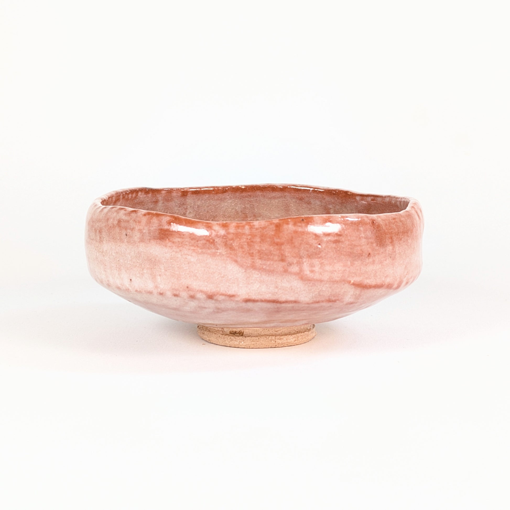 Bol matcha japonais à émail rose finement craquelé avec texture kanyū