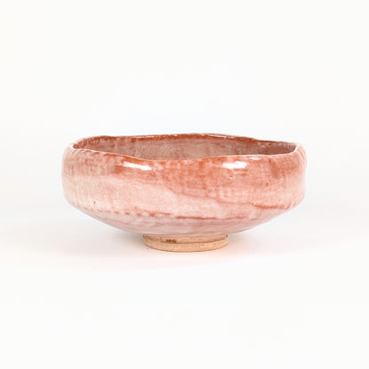 Bol matcha japonais à émail rose finement craquelé avec texture kanyū