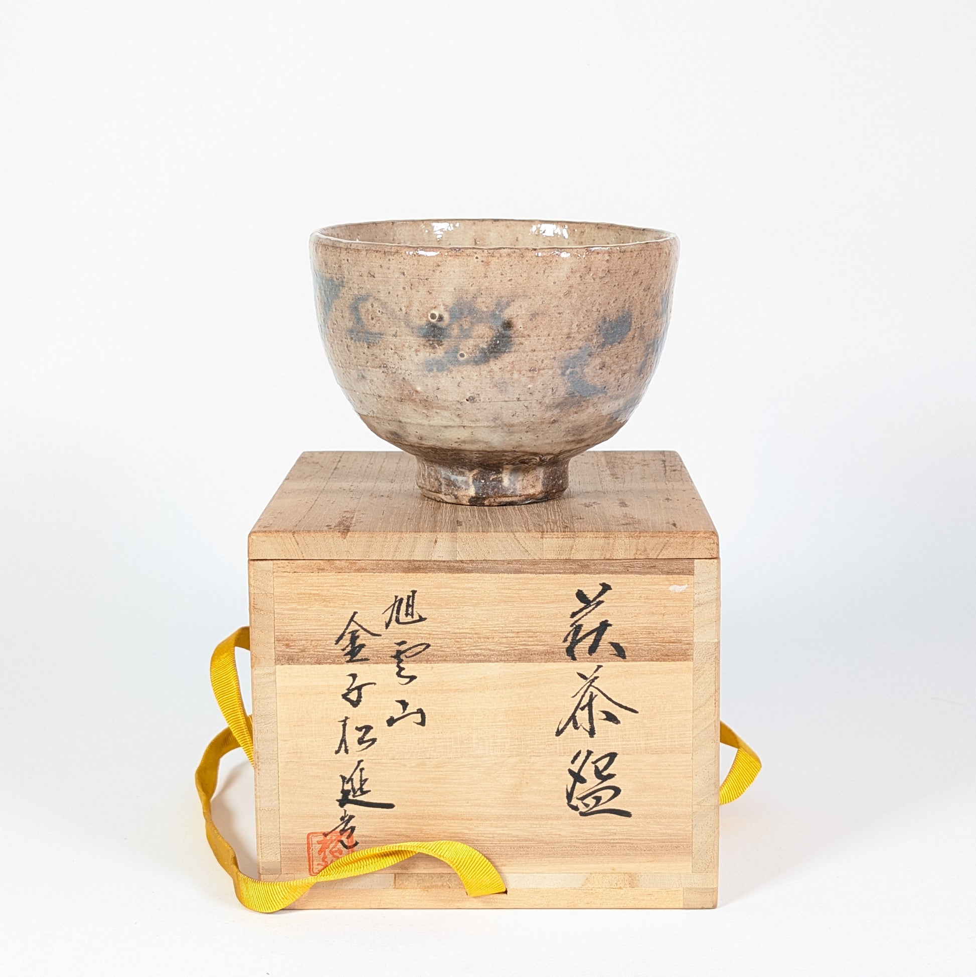 Bol à matcha japonais Hagi par Kaneko Shōen, présenté sur sa boîte en bois signée avec hakogaki et sceau de l’artiste.