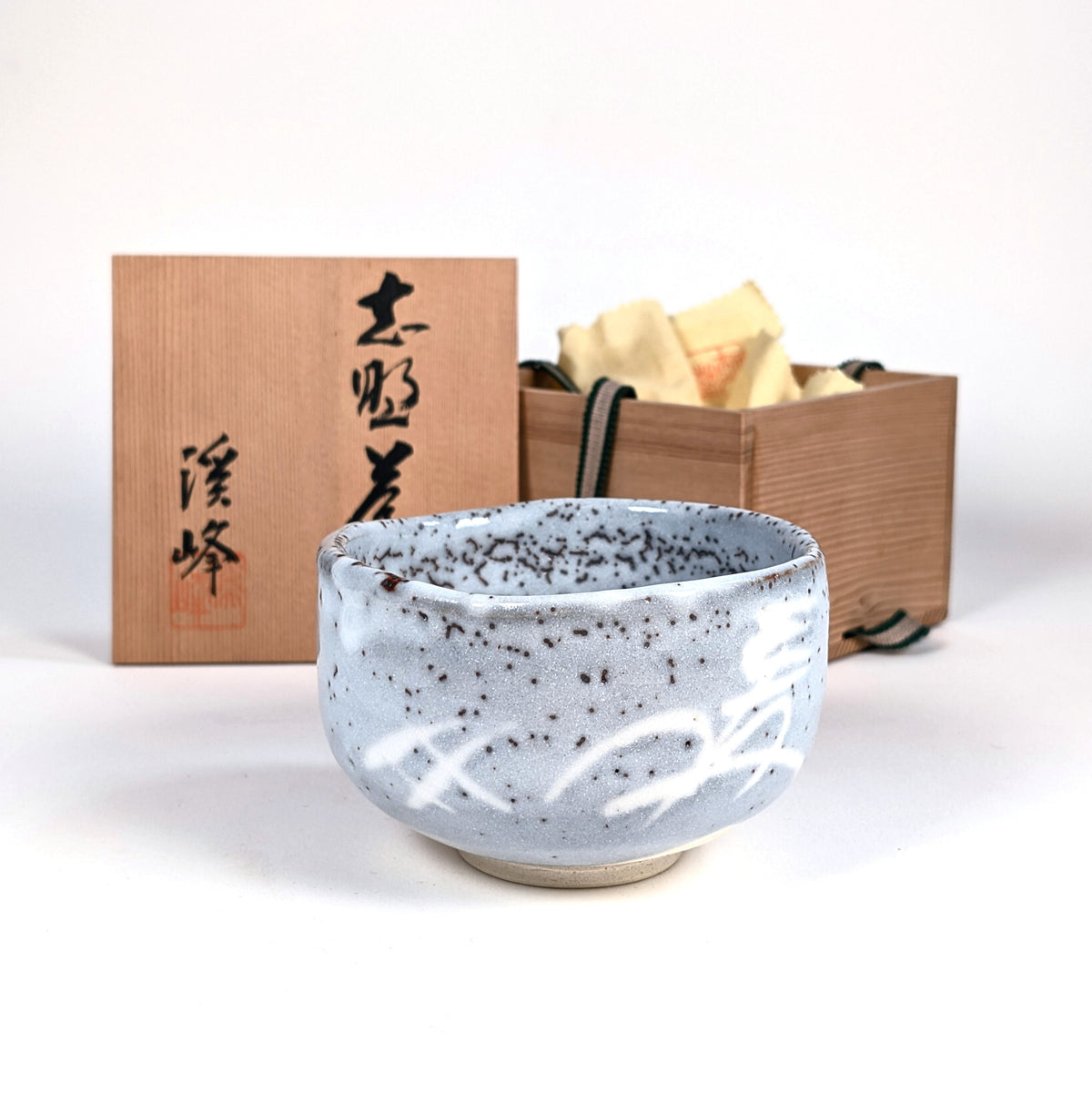 Bol à matcha japonais Nezumi-Shino (鼠志野) signé Keihō, céramique de Mino authentique avec tomobako d’origine.