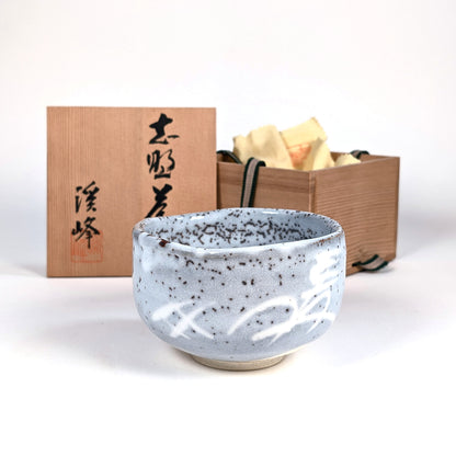 Bol à matcha japonais Nezumi-Shino (鼠志野) signé Keihō, céramique de Mino authentique avec tomobako d’origine.