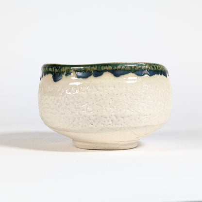 Bol matcha japonais Oribe en céramique Mino-yaki, profil montrant le bord vert profond et la texture craquelée